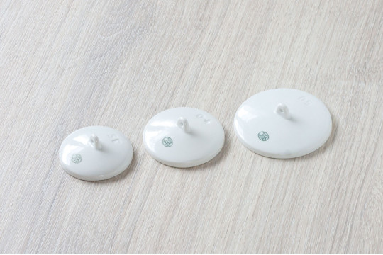 porc. víčko na kelímek spalovací D30, vnitřní pr. 34 mm