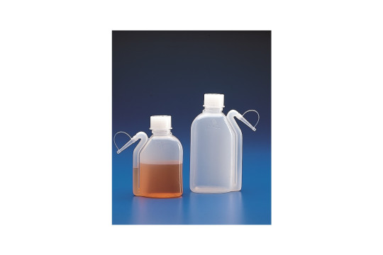 střička PE šroubovací integrální 500 ml, zobáček vyveden bokem